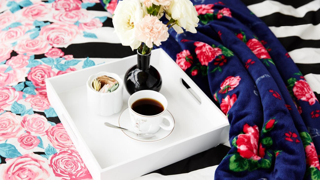 Amazon.com: Betsey Johnson Bouquet Day Plush-Fleece Blue Throw